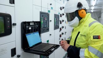 Praksis og erfaring: Du kan søke etter lærlingplass hos bedrifter som tilbyr servicetjenester. Dette vil gi deg muligheten til å lære av erfarne teknikere. Foto: Schneider Electric/ Eivind Taksrud