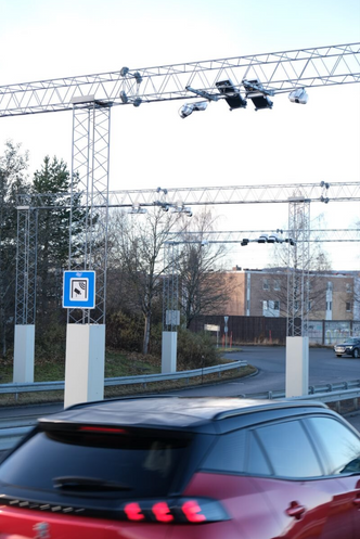 Bomstasjonene er ikke populære. Mye tyder på at veiprising blir en ordning som vil erstatte dagens bompengesystem. Foto: Svein Inge Meland/Gemini