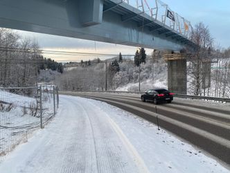 Brua har passert den første av to veier, og skal til slutt også krysse over et jernbanespor før den lander på andre siden. Foto:  Miljøpakken