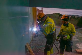 Hver seksjon sveises sammen før de skyves ut over dalen. Foto:  Erik Jenssen