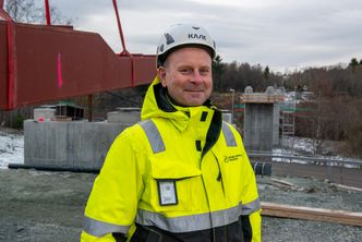Entreprenørens prosjektleder Gylve Fiskum er fornøyd med at fremdriften holdes. Foto:  Erik Jenssen