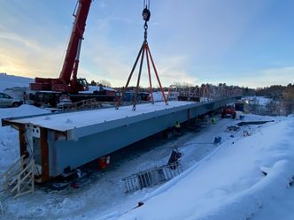 Mobilkran løfter på plass den foreløpig siste seksjonen. Foto:  Miljøpakken