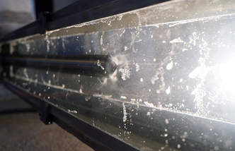 «Ultralydhøyttaleren» lager trykkbølger i vannet som gjør at oppløste gassmolekyler samler seg og danner bobler som stiger til overflaten. Foto: Juliet Landrø/Hydrocen