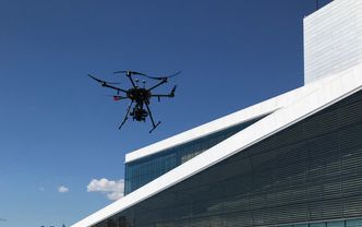 I luften over Operaen. Statsbygg bruker droner både til inspeksjon av tak og til vask av vegger. Foto:  Statsbygg