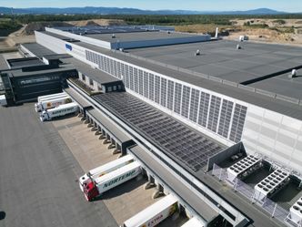 Solcellene på fasaden til sentrallageret til Coop på Gardermoen er limt på veggen. Foto: Solcellespesialisten