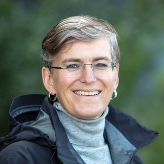Direktør Ellen Hambro i Miljødirektoratet synes det er urovekkende at det er så store mengder mikroplast fra bildekk i miljøet. Foto: Geir Mogen