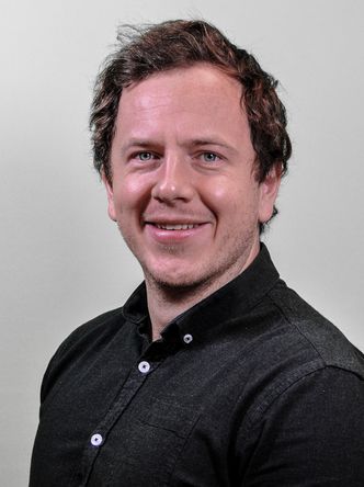  Ulrik Rør, som er seniorrådgiver i Solcellespesialisten, er opptatt av å spre mer kunnskap om solceller på fasade. Foto:  Solcellespesialisten