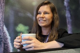 Ieva Bore i Tietoevry Banking tror LEOnora kan forenkle arbeidet og spare mye tid. Foto: Tietoevry