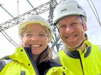 Ingvill Storøy og Ole Paulsen Berdiin, begge prosjektledere for nettprosjekter i Sweco, ute på befaring. Foto: Sweco