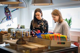 I Skatteetatens egen kaffebar kan Linda og Linn slå av en prat over en fersk kopp kaffe med bakevarer til. Foto: TUM Studio