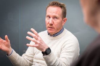 Gjermund Clements Jakobsen innrømmer at han er glad i kart, og brenner for best mulig kvalitet på norsk kartdata. Foto: TUM Studio