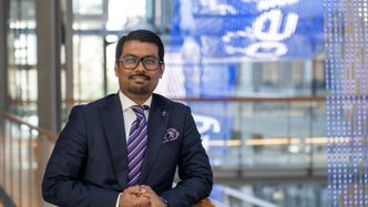 – I lys av den raske AI-utviklingen gjelder det å drive digitaliseringen av energibransjen framover, sier Dennis Peter. Foto: TUM Studio