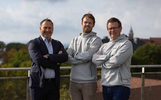 VIL TENKE STORT: F.v. Erik Hannisdal i Gaia Global, Henrik Skalmerud og Hallvard Eide i Bsure. Foto:  Lars Rolland/Innovasjon Norge