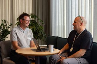 BEDRIFTENES DØRÅPNER: Alexander Bergo (t.h.) leder Innovasjon Norges kontor i San Fransisco. Her med Hallvard Eide i Bsure, som er blant årets TINC-deltakere. Foto: Lars Rolland/Innovasjon Norge
