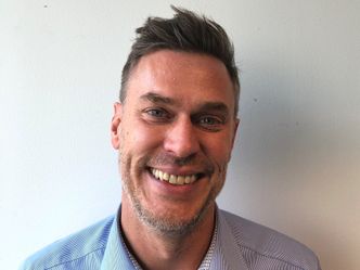 Å bytte til SF6-frie løsninger sikrer ikke bare at nettselskapene overholder sine regulatoriske forpliktelser, men også at de bidrar til miljømessige bærekraftsmål, skriver Fredric Carlsson i energistyringsselskapet Eaton. Foto: Privat