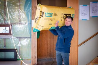 Arild Moilanen i Tromsdalen Bygg viser hvor lett det er å etterisolere med Proff 34. Foto: TUM Studio