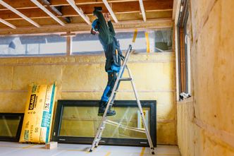 Etterisolering av vegger på gang i Tromsø. Foto: TUM Studio