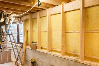 Etterisolering av vegger på gang i Tromsø. Foto: TUM Studio