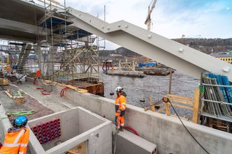 Det fylles Glasopor mellom støttemurer der de nye perrongene bygges. Foto: TUM Studio