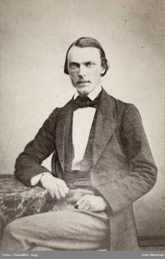 Kjemiker Anton Rosing finansierte mye av produksjonen selv den første tiden. . Foto:  Aug. Chevallier / Oslo Museum