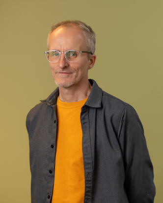David Jhave Johnston fra Senter for digitale fortellinger ved UiB mener det ikke er en enkel sak å lage en komplett KI-detektor i dagens landskap av kunstig intelligens. Foto: Universitet i Bergen