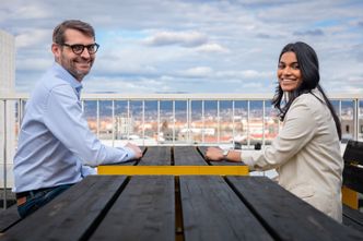 Spennende utfordringer, et godt miljø og en sentral lokasjon er noen av fordelene begge trekker frem.