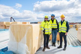 Paul Messa, Henrik Olavesen og Bjørn Henrik Christoffersen er tilfreds med hvordan taket på Porsche Center Fredrikstad kommer til å bli. Foto: Paal-André Schwital, Metro Branding