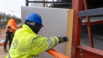 Sandwich veggelement har PIR-kjerne og stålplater på begge sider, slik at du får levert ferdig vegg. Foto: TUM Studio