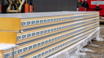 BEWI har levert 19 lastebiler fullastet med sandwich-paneler med PIR-kjerne. Foto: TUM Studio