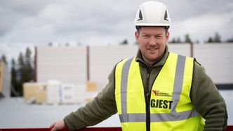 Langvandsbråten forteller at fabrikken skal utstyres med både solceller og varmegjenvinningsanlegg. Foto: TUM Studio