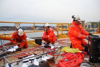Maj-Linn Skjæveland, i midten, på et tidligere oppdrag. Foto: privat