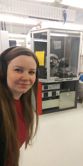Frida Hemstad Danmo på lab'en. Dette er instrumentet forskerne brukte for å gjøre de første kinetikkmålingene for oksygenopptak. Det kalles et røntgendiffraktometer. Foto: Frida Hemstad Danmo