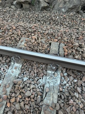 Det dreier seg om minst en kilometer med spor som er ødelagt med skader på sviller og skinner. Undersøkelser vil vise om omfanget er enda større. Foto:  Bane NOR / handout