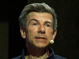 – Atmosfære, vegetasjon, jord, ferskvann og hav henger sammen, og sentralt i dette er opptak, lagring og frigivelse av karbon fra jord. En klimamodell må ta høyde for alt dette og bygge på både biologien og kjemien i jorda, sier Dag O. Hessen. Foto:  Joachim Seehusen