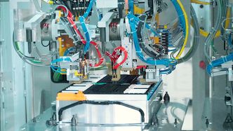 Med et elbilmarked i vekst er batteriprodusentene under press. Foto: Schneider Electric /IN-CORE Systèmes