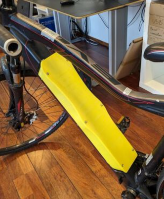 Slik så det ut da en 3D-printet pakke til å feste batteriene i, ble festet på en sykkel. Foto:  Anthony Petitfourg/UiO