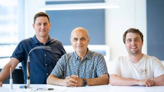 Frode Storvik, Kurosh Bozorgebrahimi og Gjermund Høsøien Wiggen viser frem en bit av sjø-fiberkabelen som går mellom Longyearbyen og Ny-Ålesund. Den eies og drives av Sikt. Foto: Sikt, ved Mattis Daae.