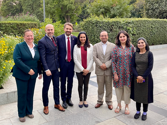 TIL STEDE I INDIA: Innovasjon Norges team i New Dehli, her i forbindelse med besøket av daværende næringsminister Jan Christian Vestre. Foto: Innovasjon Norge