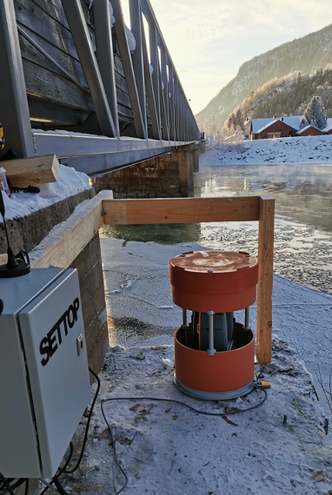 Montering av prismer og robot-målestasjon, inkl. elvesikring fra Hode Over Vann AS, under utfordrende værforhold med store temperaturvariasjoner. Foto:  Scan Survey