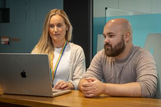 Kine og Even setter pris på det tverrfaglige miljøet, som gjør det inspirerende å løse problemer sammen. Foto: TUM Studio
