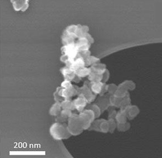Partiklene ser ut som snøballer som er stablet. Foto:  Skjermbilde
