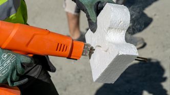 Vinkelskjærer med glødetråd og varmekniv brukes for å redusere risikoen for mikroplastforurensning. Foto: TUM Studio