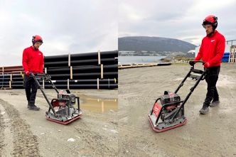 Legg merke til at selve platevibratoren ikke trenger å snus. Kjøreretning endres ved å flippe over håndtaket. Fra MILWAUKEE®s Big Red Truck-turné i Nord Norge i høst. Foto: Millwaukee