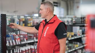 Stein Arnegard benytter anledningen til å sjekke at alt er på stell da han er innom TOOLS i Drammen for en liten lim-prat. Foto:  TOOLS