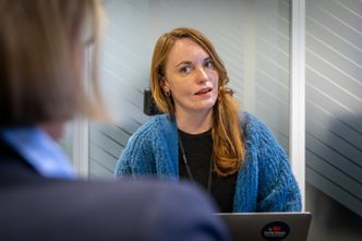 Jerven trekker frem hybridkontor som en av fordelene ved å jobbe i DiBK: – Vi har stor fleksibilitet og muligheter for å tilpasse arbeidsdagen til hver enkelt, sier hun. Foto: TUM Studio