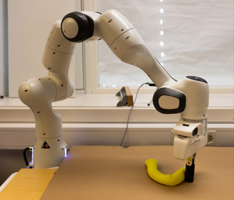 Roboten Bifrost i aksjon. Med en leddet arm, forsiktige «fingre» og maskinsyn klarer den å forme myke objekter. Læremesteren har vært KI, og nyvinningen kan bli nyttig, særlig for for matindustrien. Foto:  Henriette Louise Krogness/Gemini