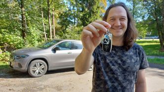 Thomas med nøkkelen til sin nye elbil. Foto:  NITO