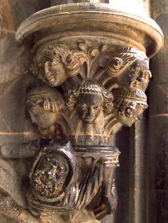 Disse er blant skulpturene som ble skåret til Nidarosdomen i etterkant av den store brannen i 1328. Foto: Sondre Sivertsen, NTNU
