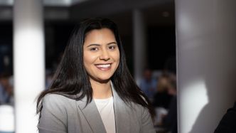 Cyber-trainee Juhi Saigal i DNV. Foto: TUM Studio