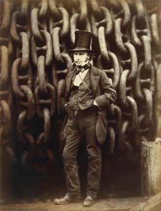 Isambard Kingdom Brunel i 1857, ved kjettingene som ble brukt til å sjøsette det gigantiske skipet <em>Great Eastern</em>. Foto:  Wikipedia Commons